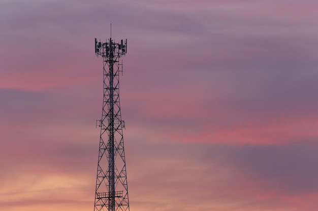 Torre del telefono sulla nuvola serale e sullo sfondo del cielo crepuscolare Avere spazio per la copia per il design nel tuo lavoro