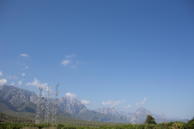 Torre del trasmettitore dell'antenna di comunicazione sullo sfondo delle montagne