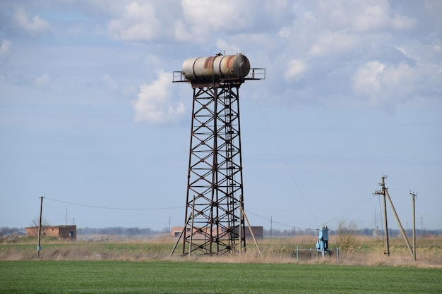 Torre dell'acqua arrugginita Una vecchia comunicazione comunale rustica