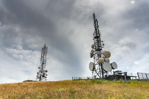 Torre dell'antenna di comunicazione cellulare Telecom su sfondo blu