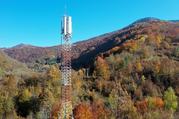 Torre dell'antenna per le telecomunicazioni al mattino. sole splendente e cielo azzurro con nuvole. Coppie di antenne trasmittenti. Foto di alta qualità