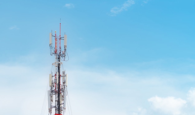 torre dell'antenna per telecomunicazioni con sfondo azzurro del cielo