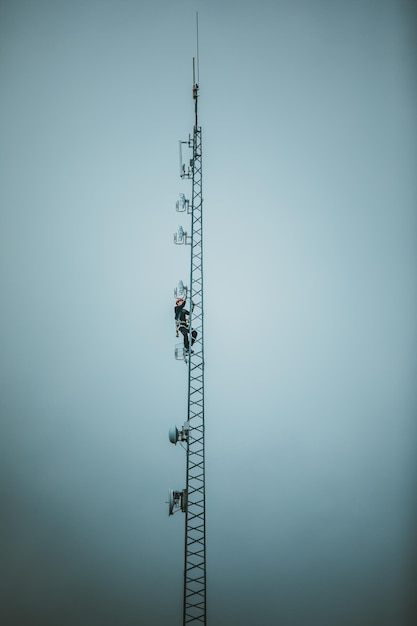 Torre dell'antenna rampicante del lavoratore delle telecomunicazioni