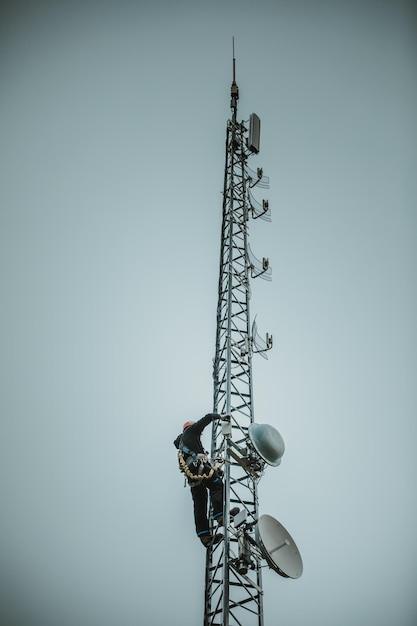 Torre dell'antenna rampicante del lavoratore delle telecomunicazioni