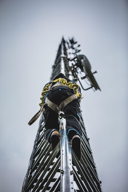 Torre dell'antenna rampicante del lavoratore delle telecomunicazioni