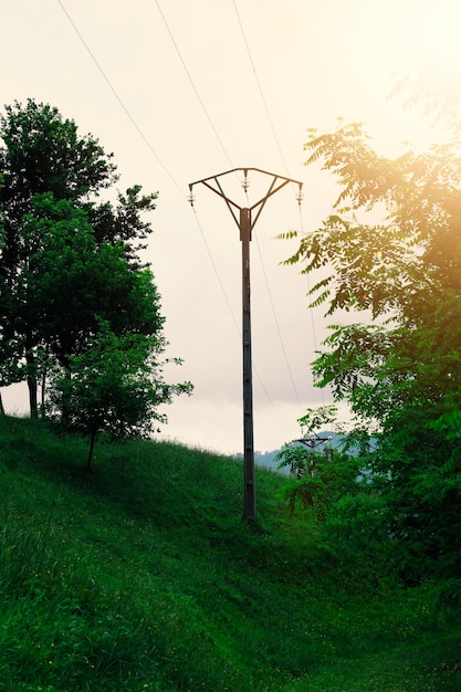 Torre dell&#39;elettricità in montagna nella natura