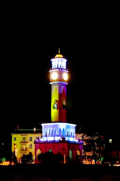 Torre dell'orologio a Batumi Georgia di notte