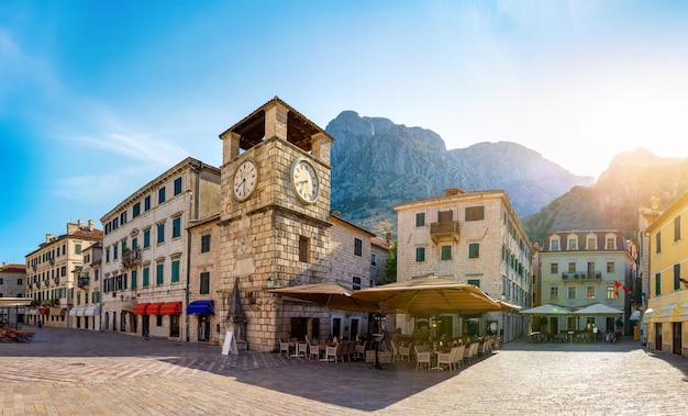 Torre dell'orologio all'interno della città vecchia di Kotor in Montenegro