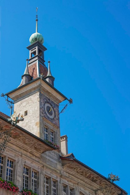 Torre dell'orologio del castello a Losanna in sumer davanti al cielo blu