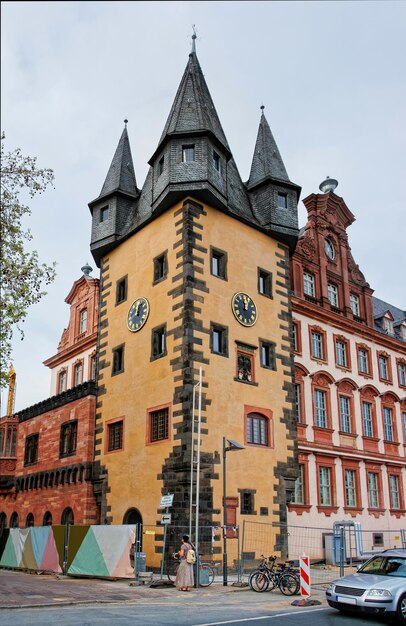 Torre dell'orologio del museo storico nel centro della città di Francoforte sul Meno in Germania. Persone sullo sfondo.