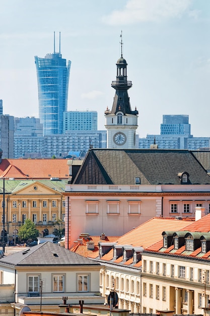 Torre dell'orologio del Palazzo Jablonowski, a Varsavia in Polonia. I moderni grattacieli sullo sfondo.