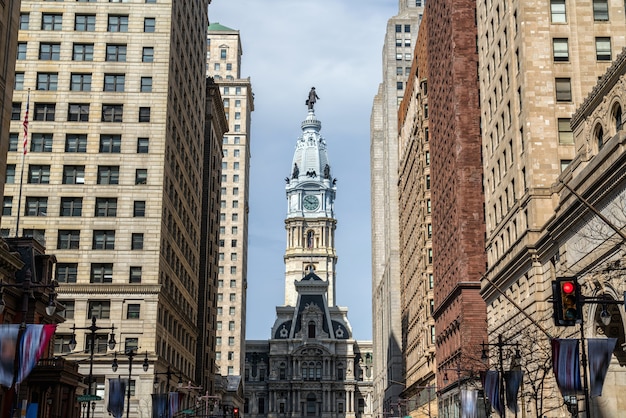 Torre dell&#39;orologio del primo piano del comune di Filadelfia al pomeriggio