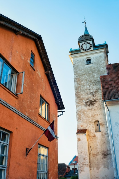 Torre dell'orologio della Chiesa della Santissima Trinità a Kuldiga nel Kurzeme della Lettonia occidentale. Si chiamava Goldingen.