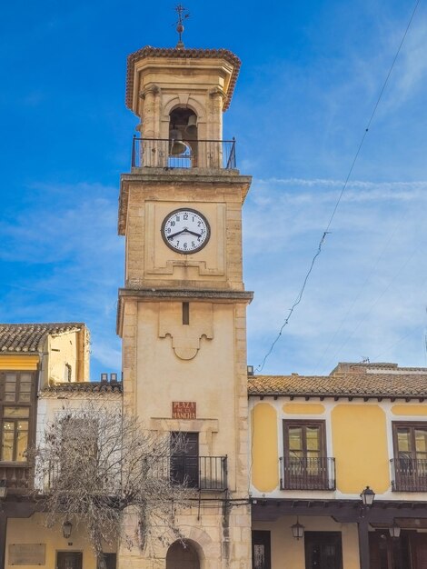 Torre dell'orologio in Plaza de Castilla de Chinchilla de Montearagon nella provincia di Albacete