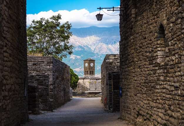 Torre dell'orologio nella cittadella di Gjirokaster circondata da antiche rovine attrazione in Albania Europa