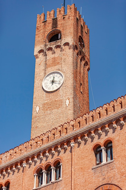 Torre dell'orologio o Torre Civica in italiano a Treviso in Italia in una giornata di sole