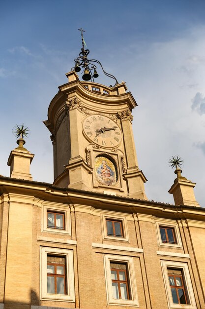 Torre dell'orologio su un edificio a Roma Italia