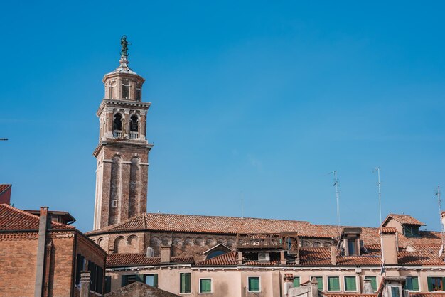 Torre dell'orologio su un edificio in ambiente urbano con stile architettonico e periodo di tempo sconosciuti