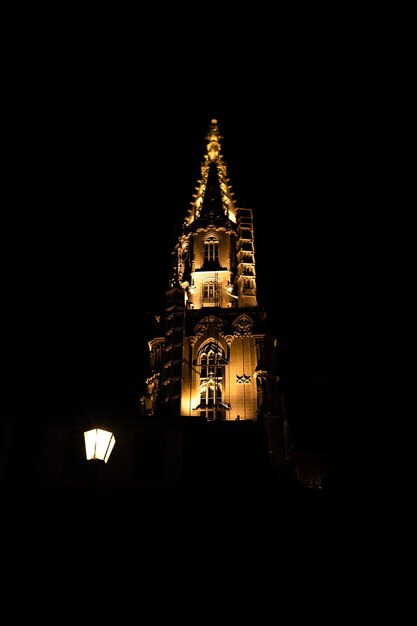 Torre della cattedrale di Berna illuminata