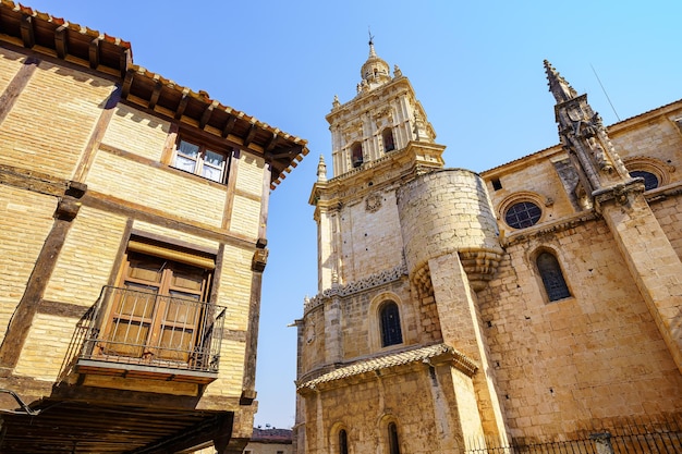 Torre della cattedrale e balconi tipici di antiche case nel borgo medievale di Burgo de Osma