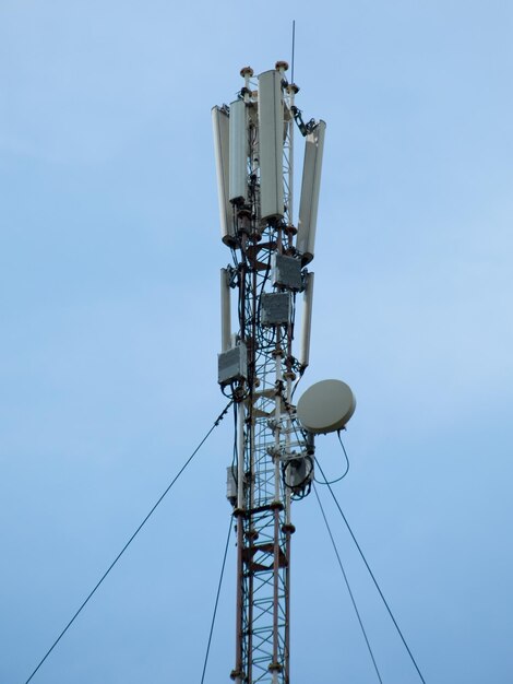 Torre della comunicazione mobile sullo sfondo del cielo