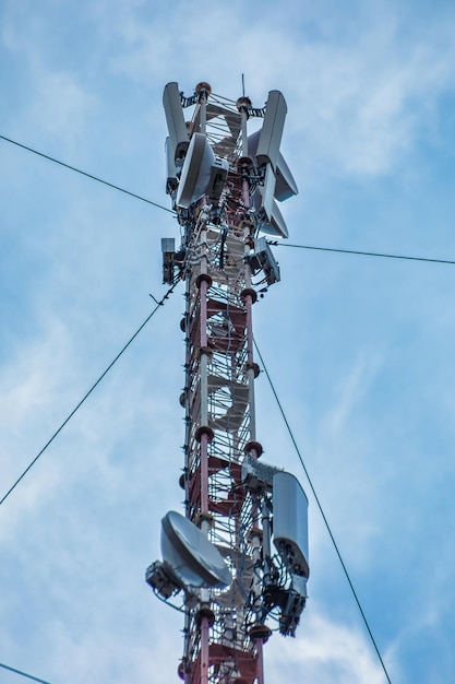 Torre della comunicazione mobile sullo sfondo del cielo