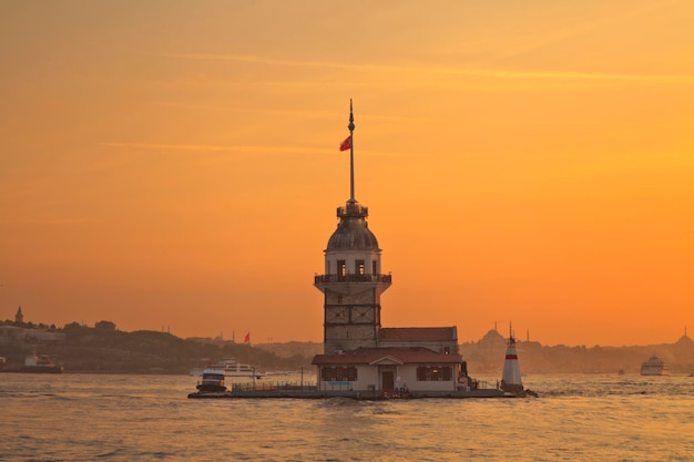 Torre della fanciulla a Istanbul al tramonto