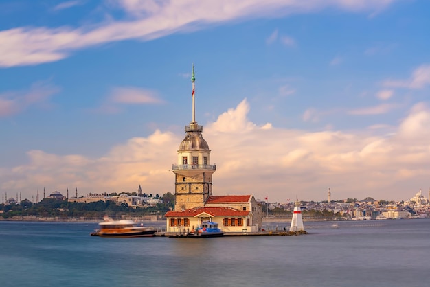 Torre della fanciulla e paesaggio urbano dell'orizzonte della città di Istanbul