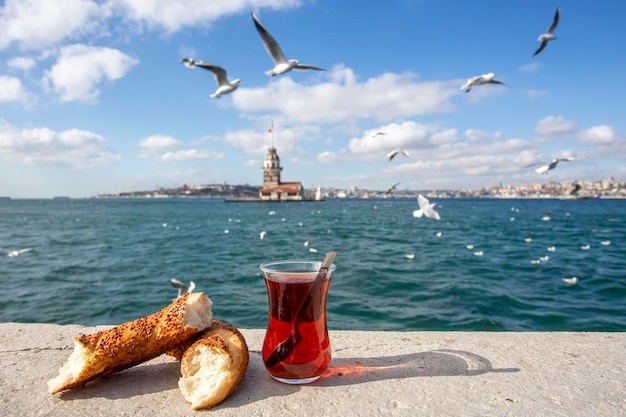 Torre della fanciulla Kiz Kulesi e bagel turco Tè turco Istanbul Turchia