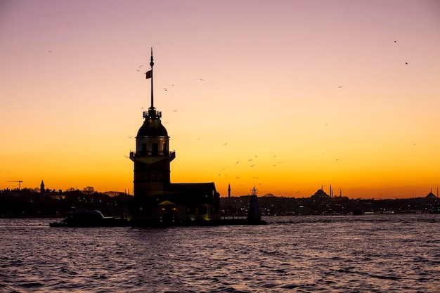 Torre della fanciulla (Kiz Kulesi) Tramonto a Istanbul, Turchia.