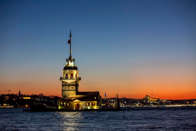 Torre della fanciulla (Kiz Kulesi) Tramonto a Istanbul, Turchia.