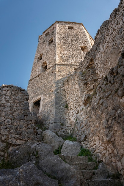 Torre della fortezza di pietra nel villaggio medievale di Pocitelj in Bosnia ed Erzegovina