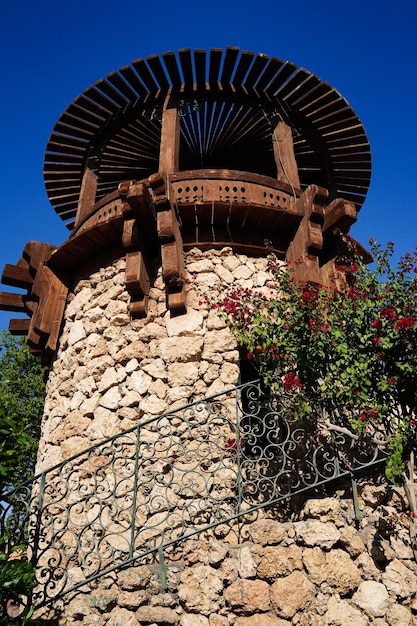 Torre della fortezza di vedetta in pietra antica antica con alberi di fronte Foto di alta qualità