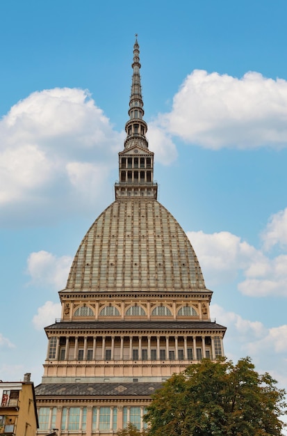 Torre della Mole Antonelliana nel primo piano di Torino