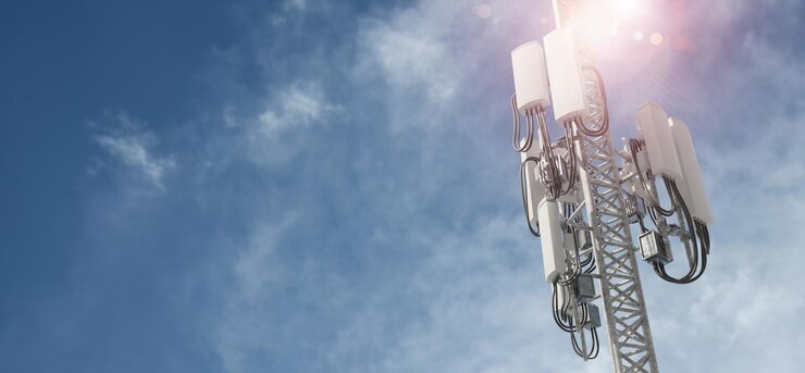 torre della stazione del ripetitore del segnale del telefono cellulare con sfondo blu cielo
