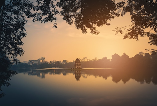 Torre della tartaruga sul lago Hoan Kiem ad alba a Hanoi, Vietnam. Tono vintage