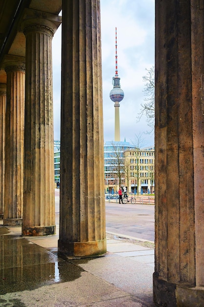 Torre della televisione vista dalle colonne della Vecchia Galleria Nazionale di Berlino, Germania