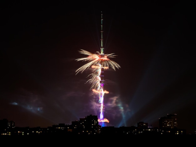 Torre della TV di Ostankinskaya e fuochi d'artificio nella notte