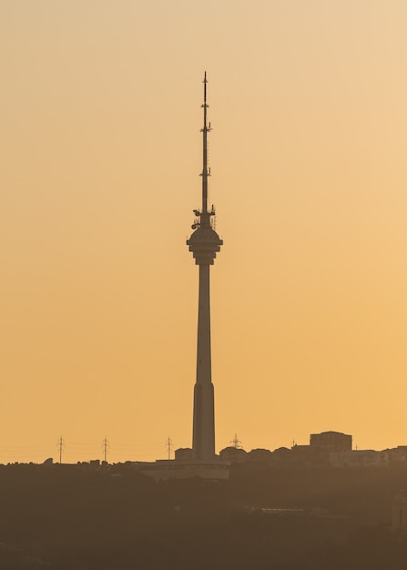 Torre della TV nella città di Baku al tramonto