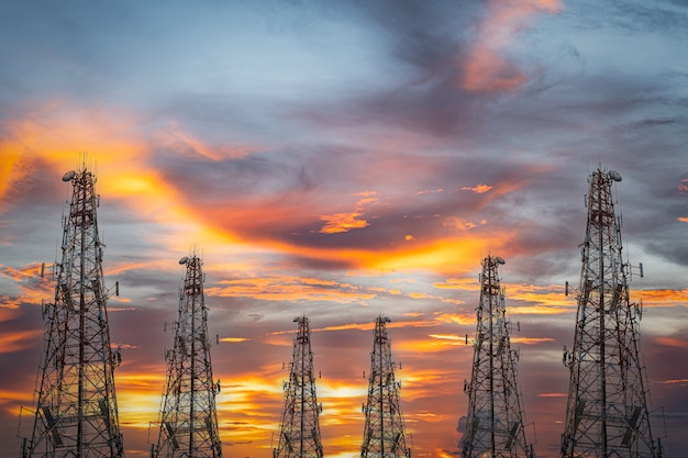 Torre delle telecomunicazioni al cielo al tramonto