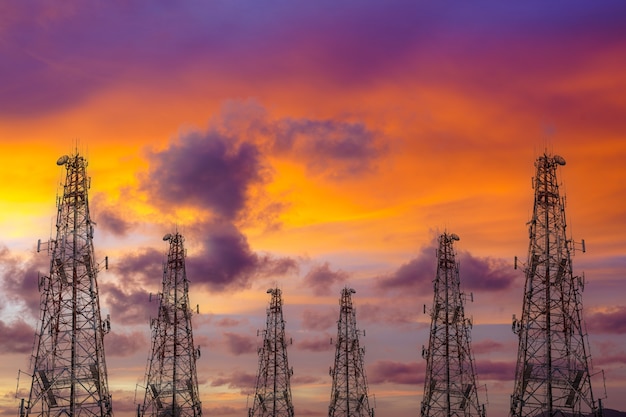 Torre delle telecomunicazioni al cielo al tramonto