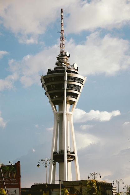 Torre delle telecomunicazioni Alor Setar Tower ad Alor Setar con la nuvola e il cielo blu