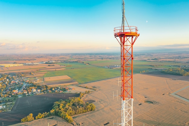 Torre delle telecomunicazioni con antenne sullo sfondo del cielo blu