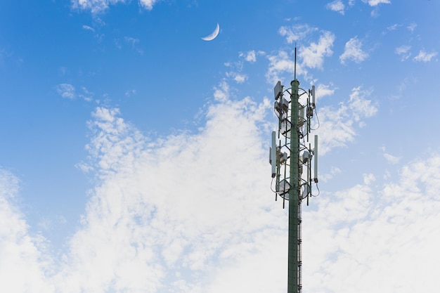 Torre delle telecomunicazioni con cielo blu e bianco