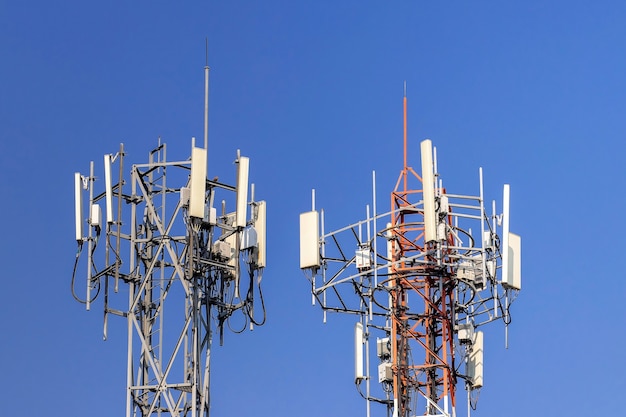 Torre delle telecomunicazioni con cielo blu