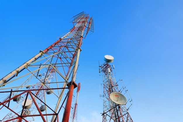 Torre delle telecomunicazioni con una luce solare. Usato per trasmettere segnali televisivi.