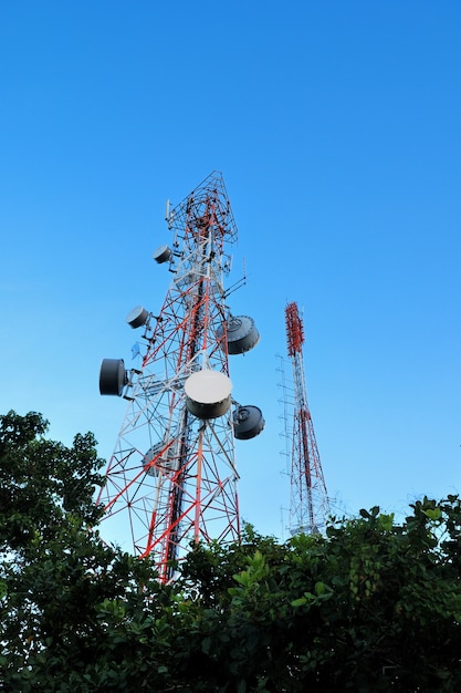 Torre delle telecomunicazioni con una luce solare. Usato per trasmettere segnali televisivi.