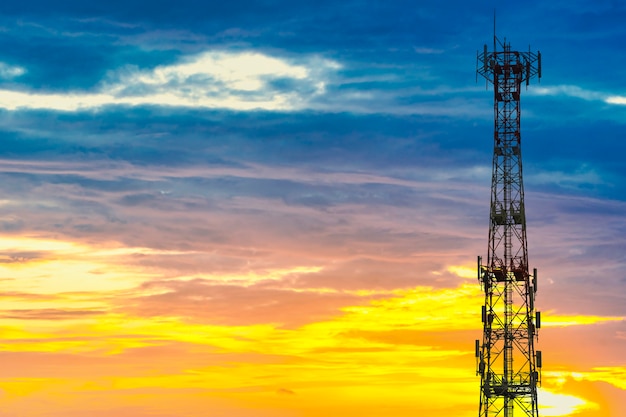 Torre delle telecomunicazioni contro il cielo colorato al tramonto