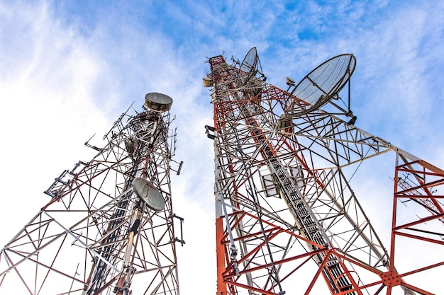 Torre delle telecomunicazioni E' caratterizzata da alte torri in acciaio utilizzate per trasmettere i segnali televisivi