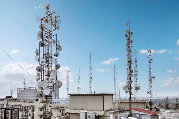 Torre delle telecomunicazioni in città con uno sfondo di cielo blu